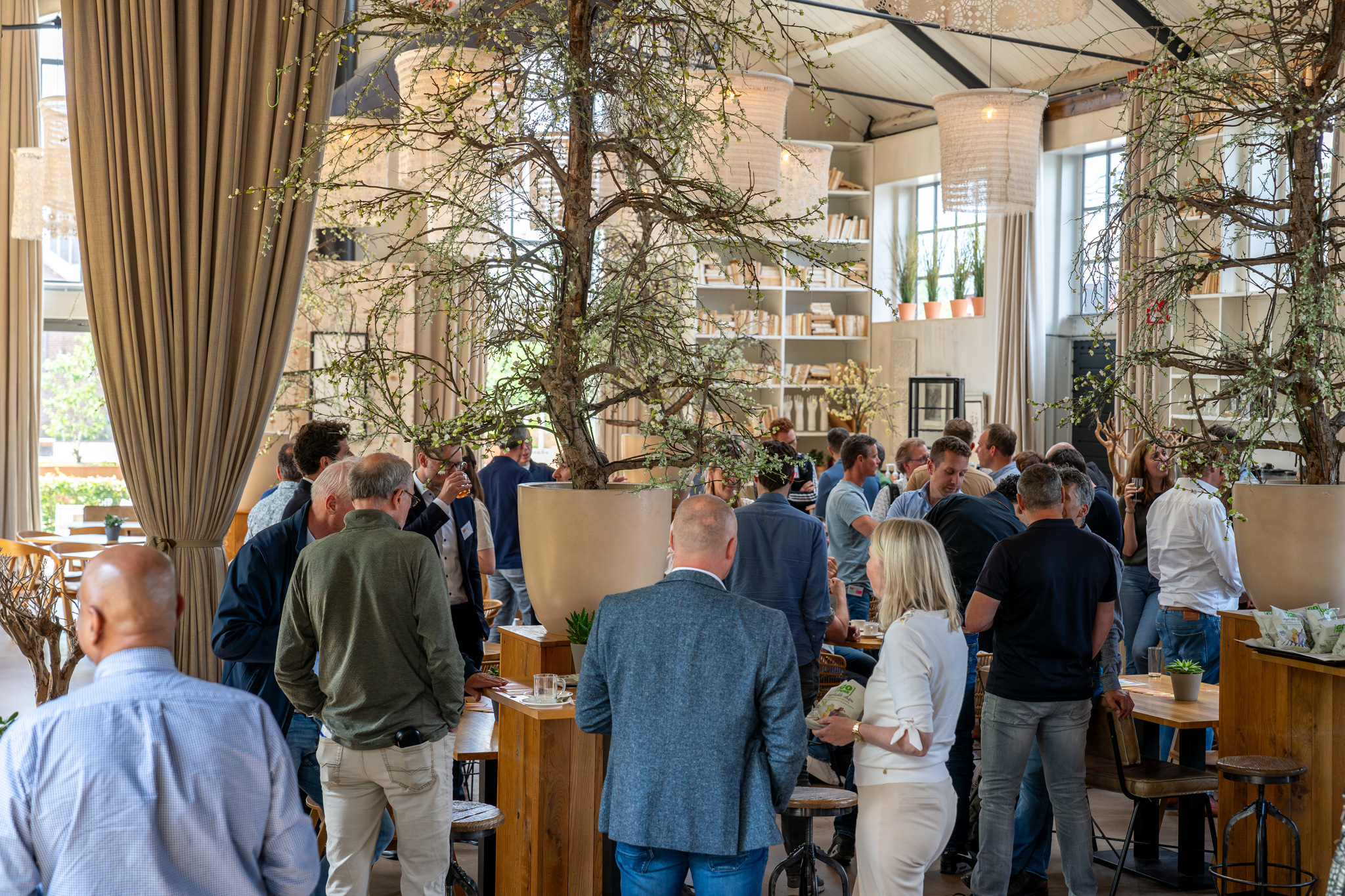 Een aantal mensen borrelt bij het Centraal Ketelhuis